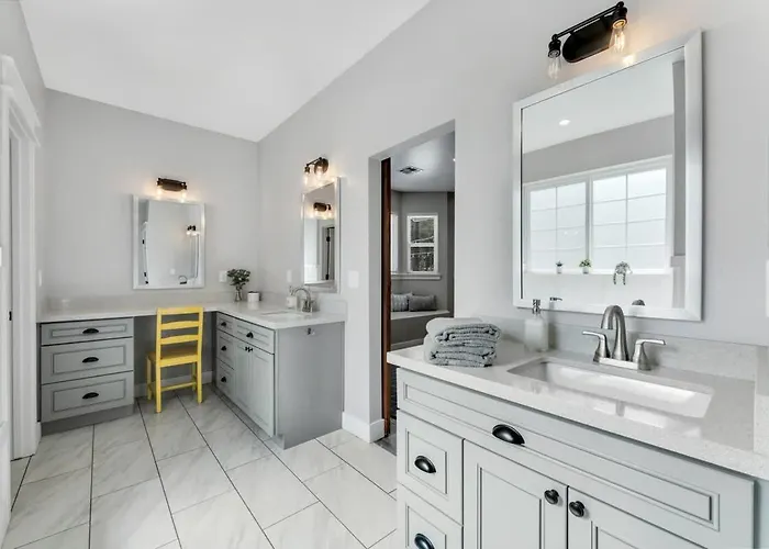 Large Near Violas With Hot Tub *