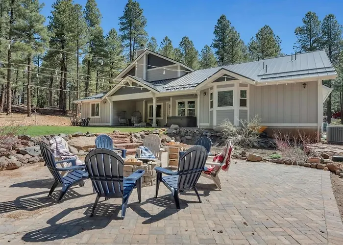 Large Near Violas With Hot Tub Holiday home Flagstaff