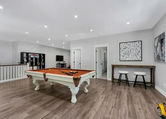 Large Near Violas With Hot Tub Holiday home