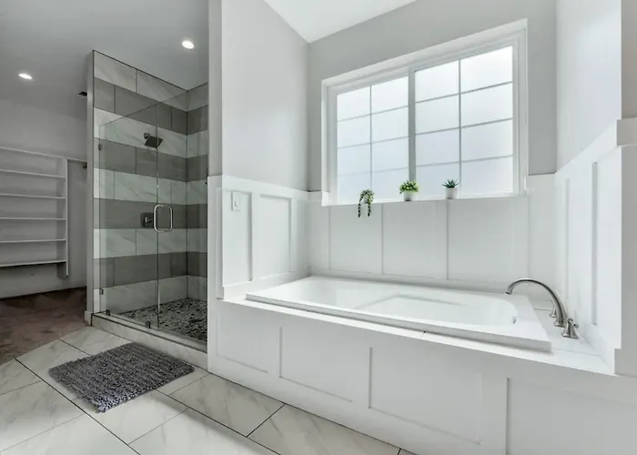Large Near Violas With Hot Tub