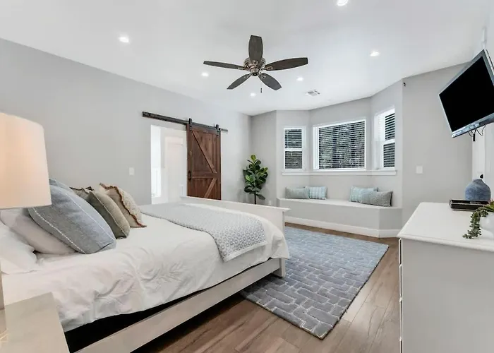 Large Near Violas With Hot Tub *
