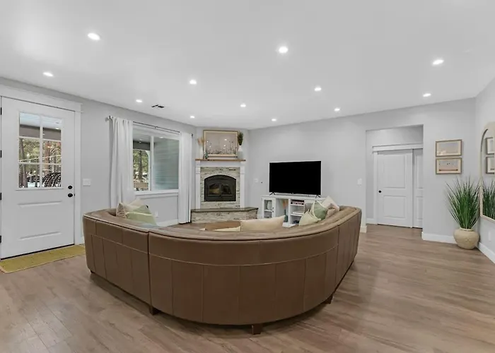Large Near Violas With Hot Tub *